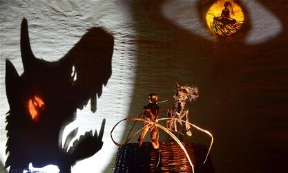 SPOUTANÝ TRÁVOU (BOUND BY GRASS)